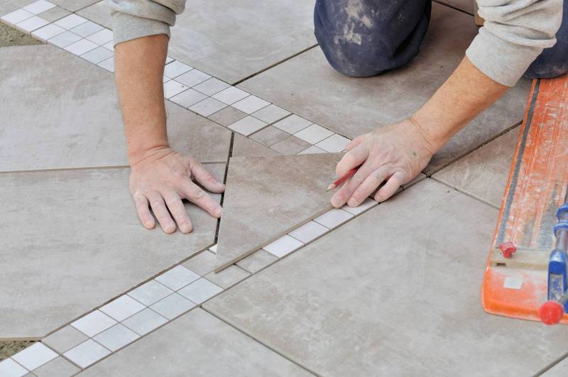 Carrelage grand format effet béton ciré pour intérieur avec pose sur sol existant ou chape neuve à Bordeaux