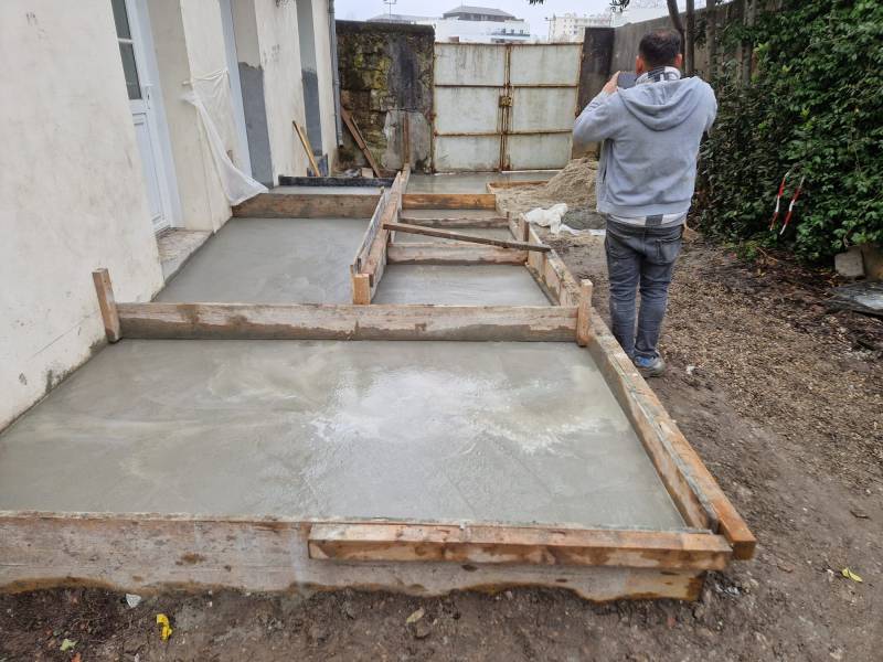 Rénovation et agrandissement au Bouscat, près de Bordeaux : votre nouvelle salle de bain moderne et fonctionnelle avec pose de carrelage contemporain