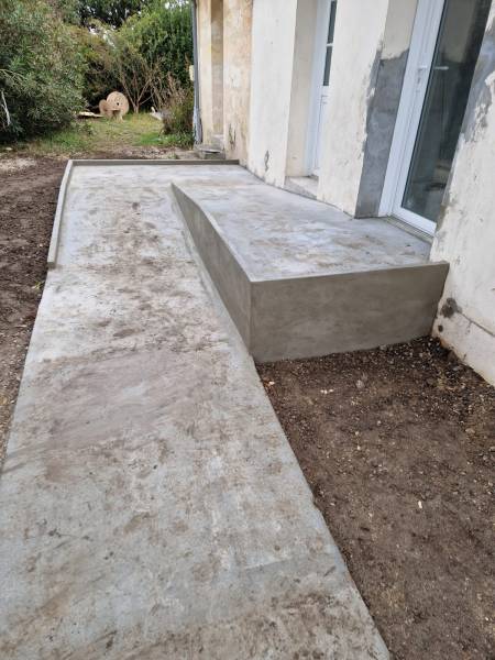 Terrasse bétonnée pour piscine 7x4m à Talence, près de Bordeaux : un espace sur mesure pour votre extérieur