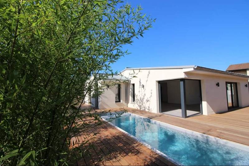 Finition d'une piscine bétonnée sur Pessac, proche Bordeaux
