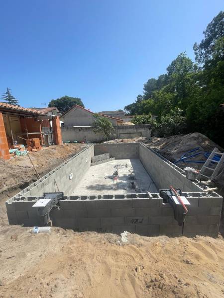 Construction d'une piscine bétonnée à Pessac autour de Bordeaux